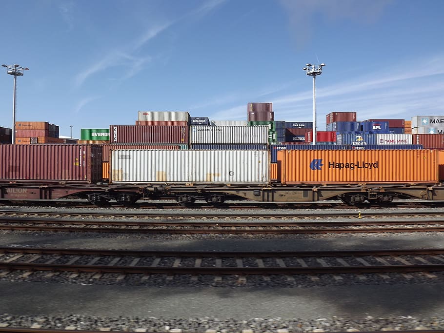 rojo, blanco, naranja, contenedor de envío, al lado, ferrocarriles, tren de carga, transporte de mercancías, tráfico, tren