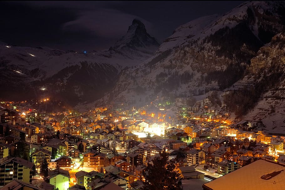 kota yang dikelilingi pegunungan, gunung, desa, kota, malam, lampu, diterangi, ski, resor, olahraga musim dingin