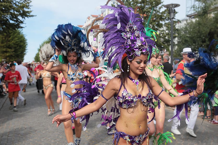 Tres Mujeres Sonriendo Retrato Con Disfraz De Carnaval De Samba