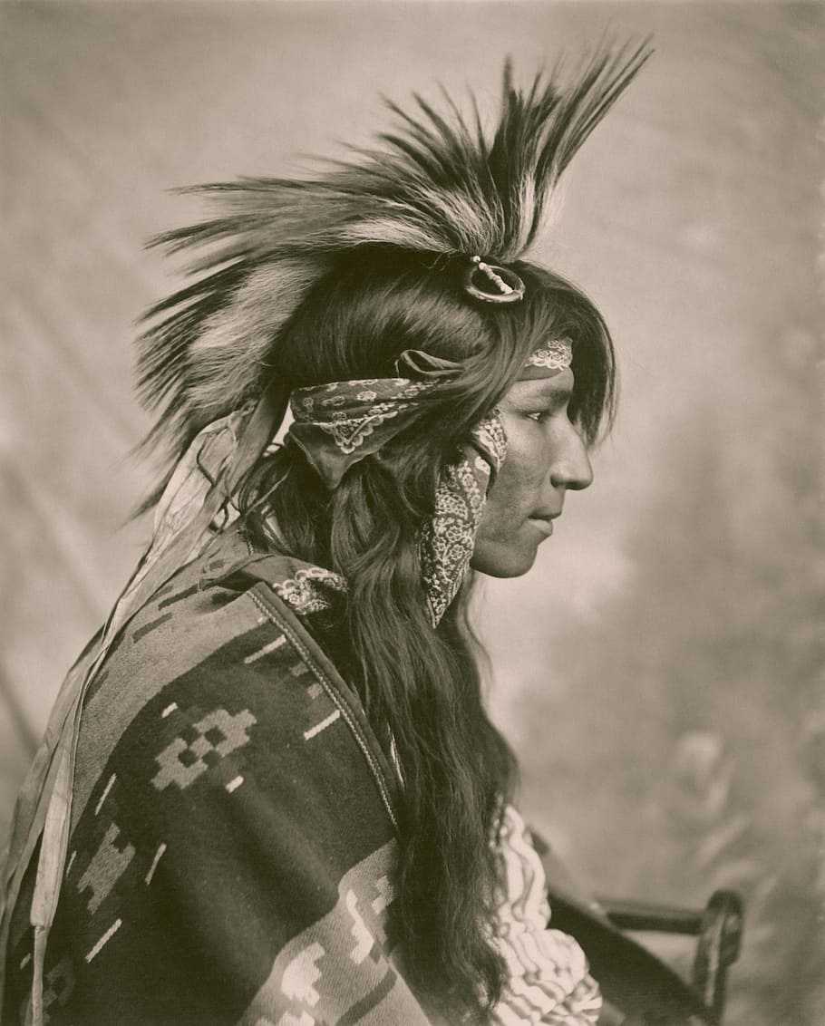 potret asli Amerika, India, orang, model tahun, cree, saskatchewan, kanada, 1903, hiasan kepala, bulu
