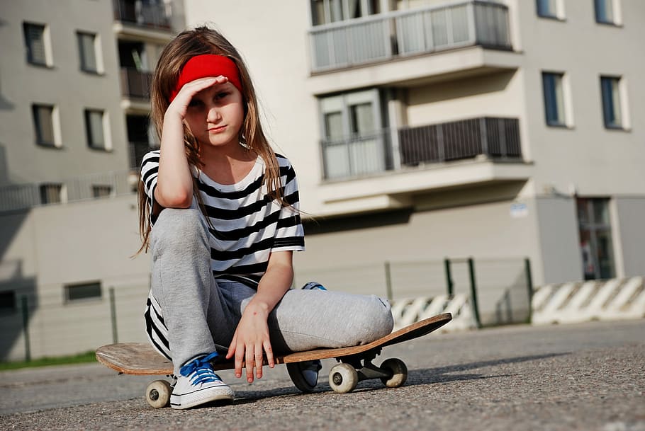 gadis, duduk, skateboard, roda, papan, olahraga, skate, kecepatan, trik, aspal