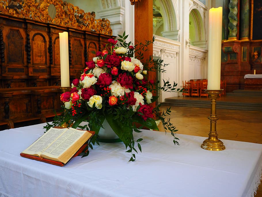 Arreglo floral pelado, al lado, biblia, altar de boda, ramo, boda, flores,  rosas, fe, iglesia | Pxfuel