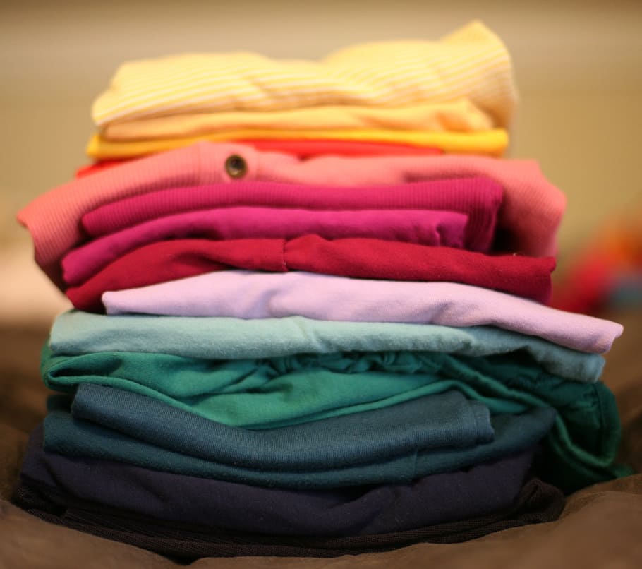 여러 색상 최고 로트, 접힌, 세탁소, 스택, 티셔츠, 빨강, 옷, 의복, 실내, 의류