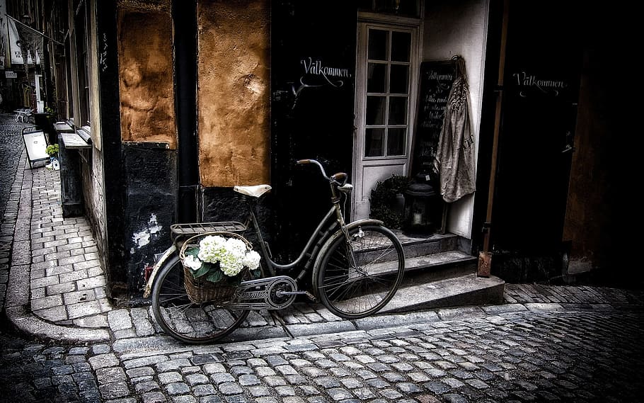 Gris, bicicleta de cercanías, estacionado, al lado, negro, edificio, Estocolmo, bicicleta, viejo, ciudad
