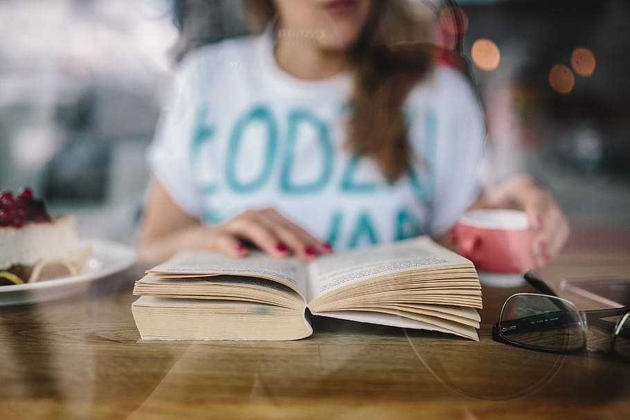mujer leyendo el libro, cafetería, mujer leyendo, leyendo el libro, adulto, caucásico, mujer, café, libro, leyendo