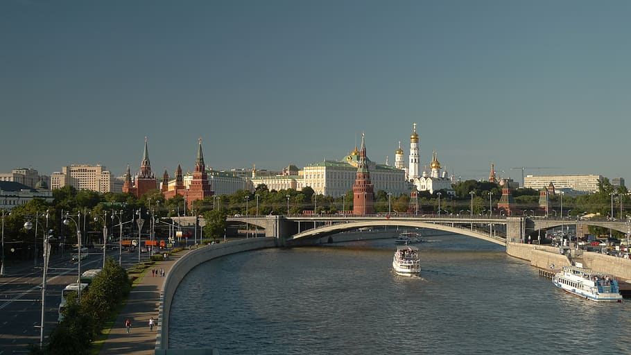 Бесплатное московское. Кремлевский мост в Москве. Патриарший мост в Москве вид сверху. Кремли России с мостом. Фотообои мост к Кремлю.