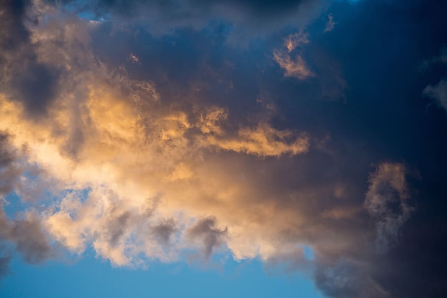 foto de ángulo bajo, nubes, puesta de sol, reunión, tormenta, cloudscape, nube - cielo, cielo, cielo dramático, belleza en la naturaleza