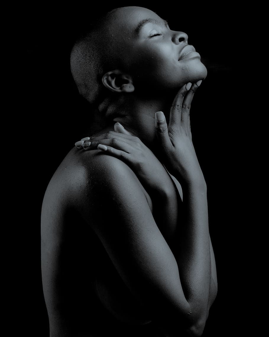 potret, model, botak, cantik, hitam dan putih, kulit, meditasi, hitam, latar belakang hitam, dalam ruangan