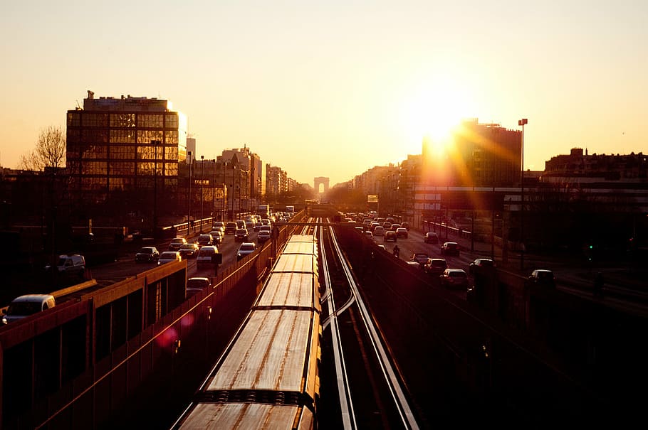 jalan saat matahari terbenam, udara, foto, jalan, penuh, mobil, matahari terbenam, langit, bangunan, rel kereta api