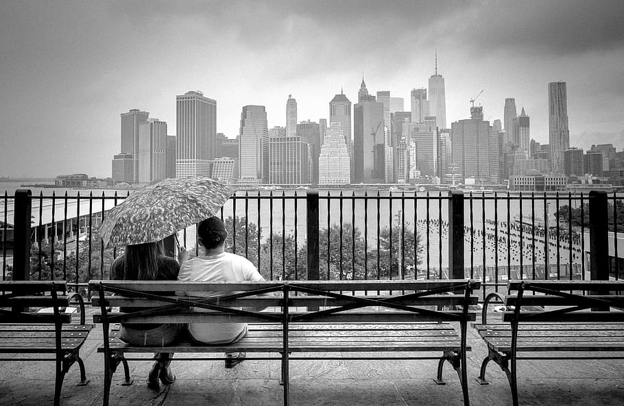 escala, fotografía, dos, personas, sentado, banco, paraguas, mirando, ciudad, arquitectura