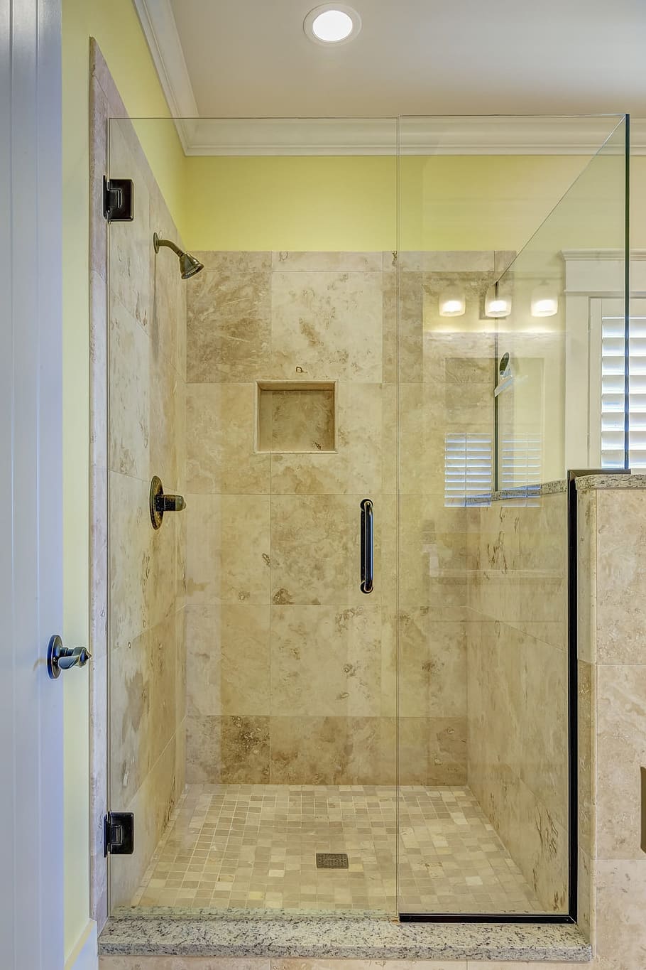 primer plano, foto, claro, cabina de ducha de vidrio, vidrio, ducha, puesto, azulejo, baño, interior