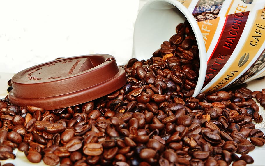 monte, grãos de café, derramado, copo, café para viagem, café, trinkbecher, pausa, caneca de café, em movimento