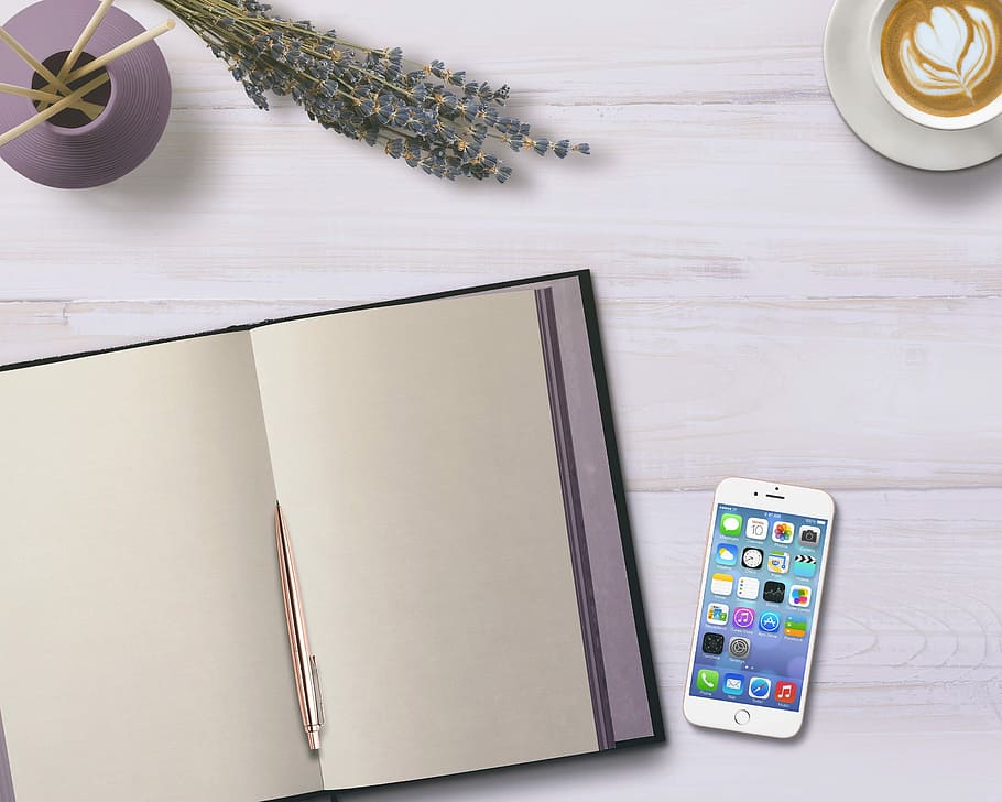 серебряный iphone 6 включен, рядом, книжная страница, дневник, мобильный телефон, стол, цветы, кофе, украшение, заметка