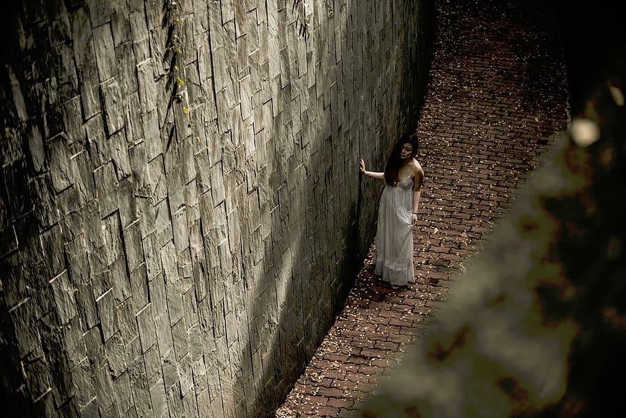 mulher, inclinando-se, parede, pedras, paredes, revestimento, tijolos, pessoas, menina, senhora