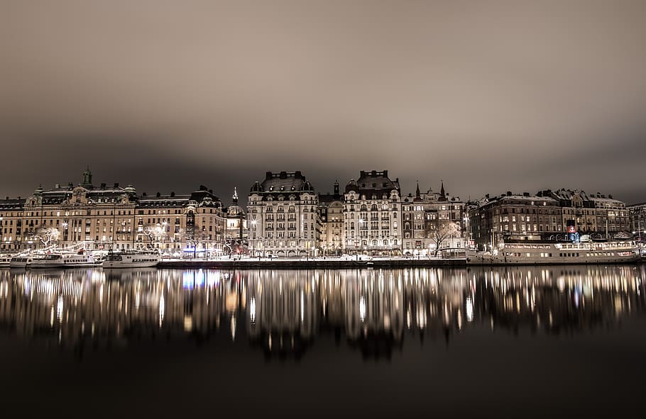 pencakar langit selama tengah malam, refleksi, kota, air, foto malam, stockholm, strandvägen, mirroring, swedia, masih