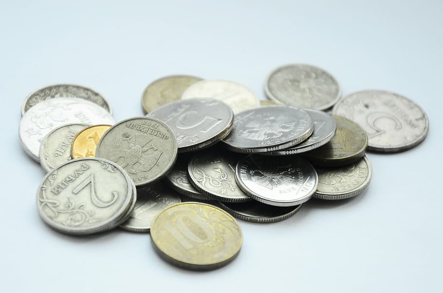 круглая партия серебряных монет, рубль, деньги, пенни, монеты, россия, копейка, горсть, монета, финансы