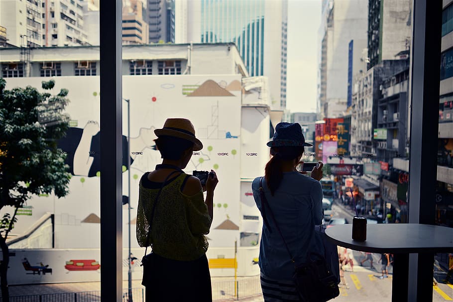 duas, mulheres, olhando, janela, Duas mulheres, olhando através de uma janela, Hong Kong, China, pessoas, cidade
