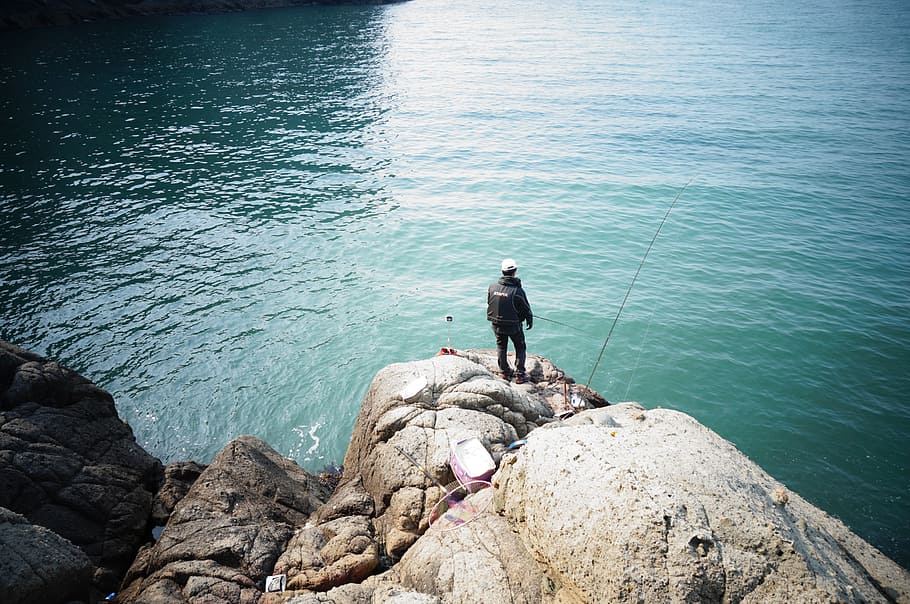 man, standing, mountain infront, body, water, daytime, sea, fishing, zanjan cruiser, squid