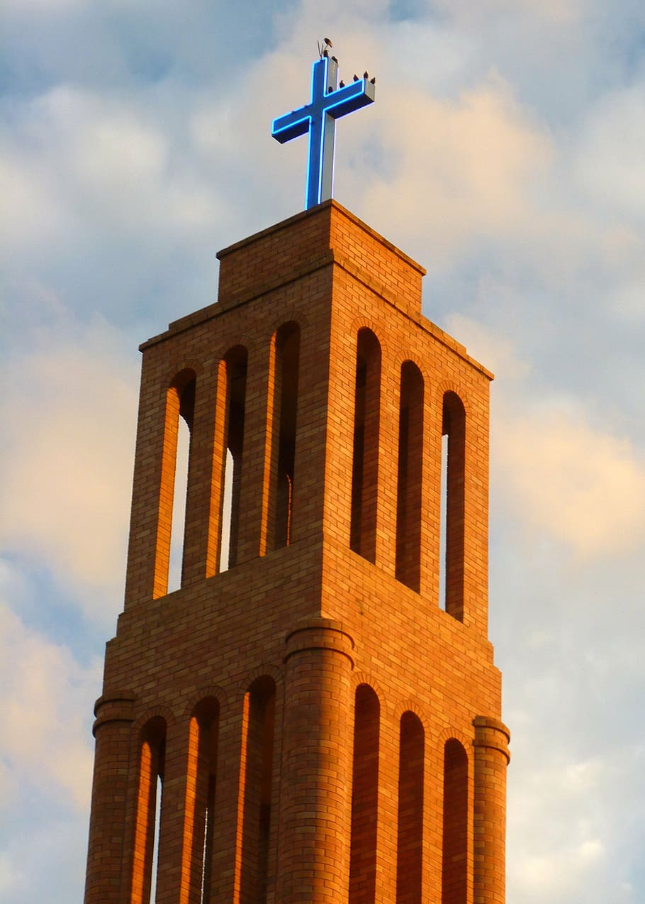 башня с крестом