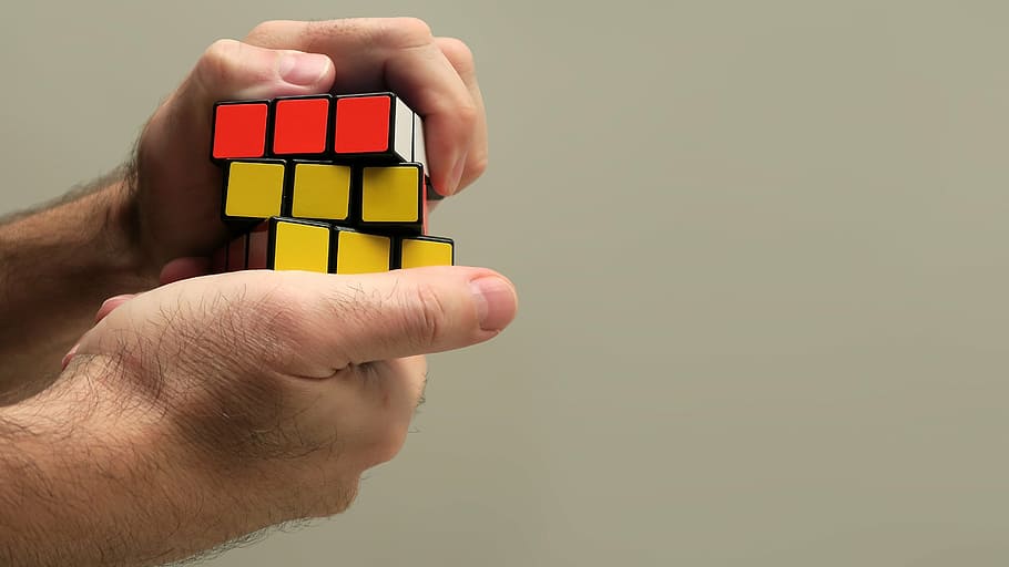 persona, jugando, 3, mano, Rubik, cubo, rompecabezas, juego, Cubo de rubik, inteligencia