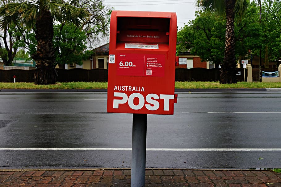 郵便ポスト, 濡れた道, 郵便, 郵便受け, コミュニケーション, 通信, 伝統的, 赤, テキスト, 道路