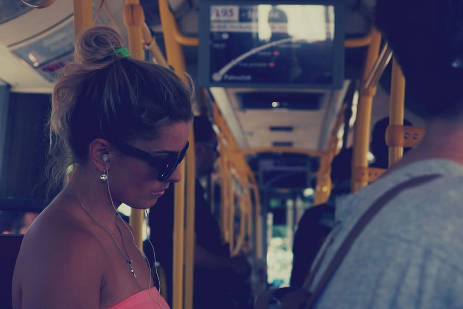 menina, mulher, ônibus, transporte, pessoas, óculos de sol, fones de ouvido, foto na cabeça, pessoas reais, meio de transporte