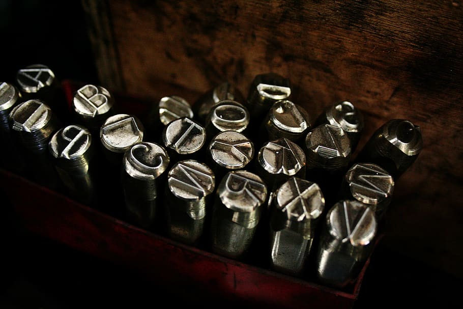 ferramentas de metal cinza, aço, metal, letras, prata, arte, máquina de escrever, velho, antiquado, dentro de casa