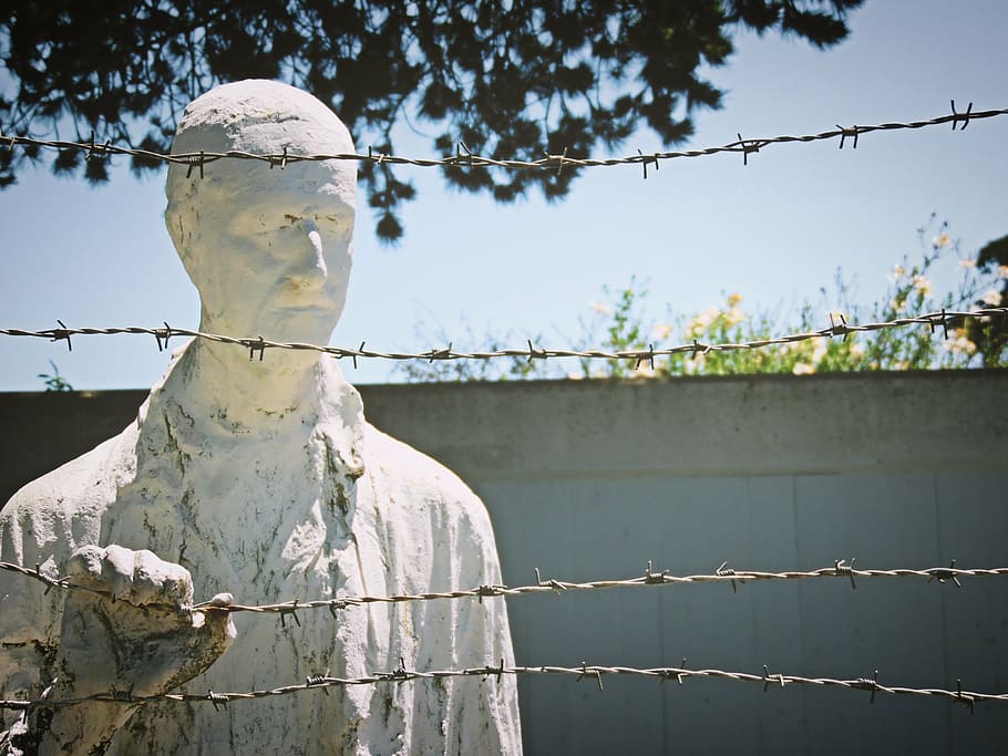 man statue, holding, barbwire, daytime, holocaust, holocaust memorial, memorial, jewish, war, history