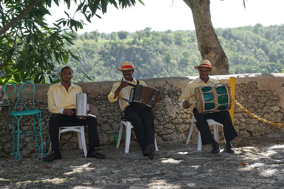 vila de altos de chavón, caribe, república dominicana, músico, árvore, plantar, pessoas reais, comprimento total, natureza, grupo de pessoas