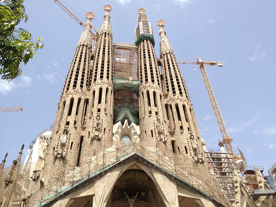 la sagrada familia, iglesia, agitadores, arquitectura, barcelona, ​​gaudí, vista de ángulo bajo, estructura construida, exterior del edificio, cielo