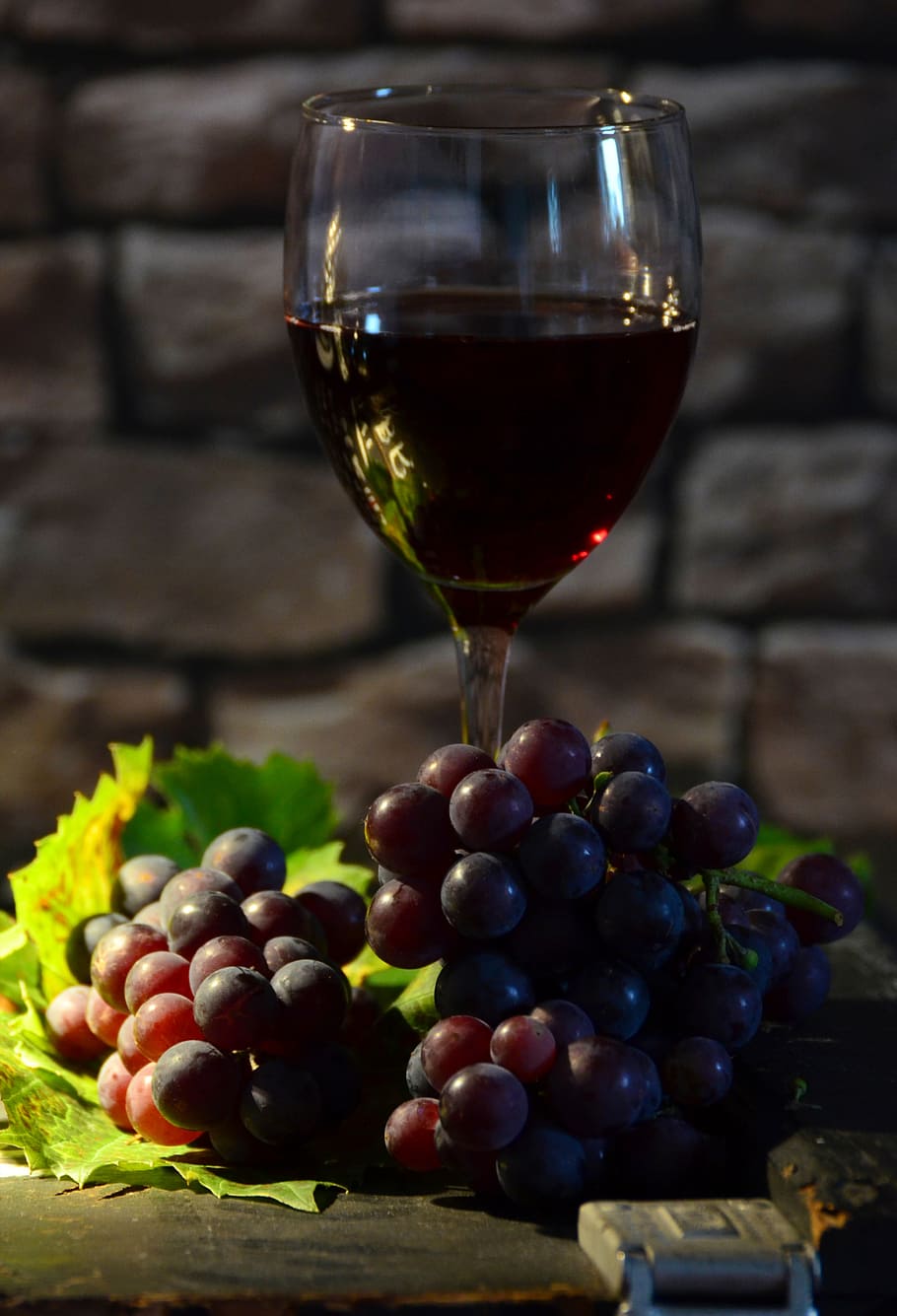 grape wine, clear, goblet glass, wine glass, grapes, wine, red grapes, back light, still life, grapevine