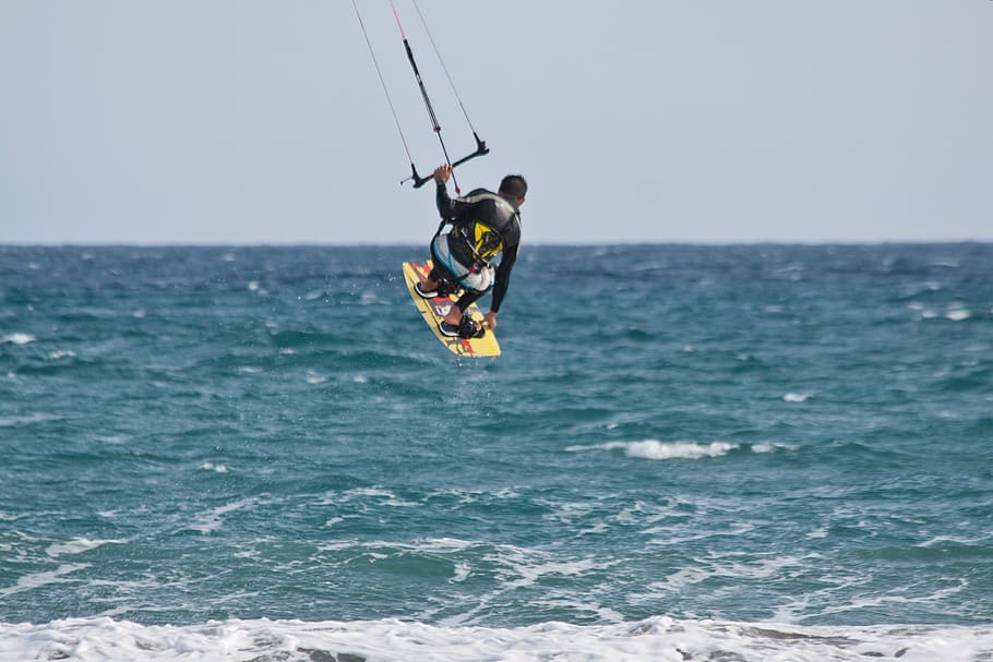 manusia melakukan wakeboarding, kitesurfer, selancar layang-layang, kiters, kitesurfing, di, laut, langit, olahraga, musim panas