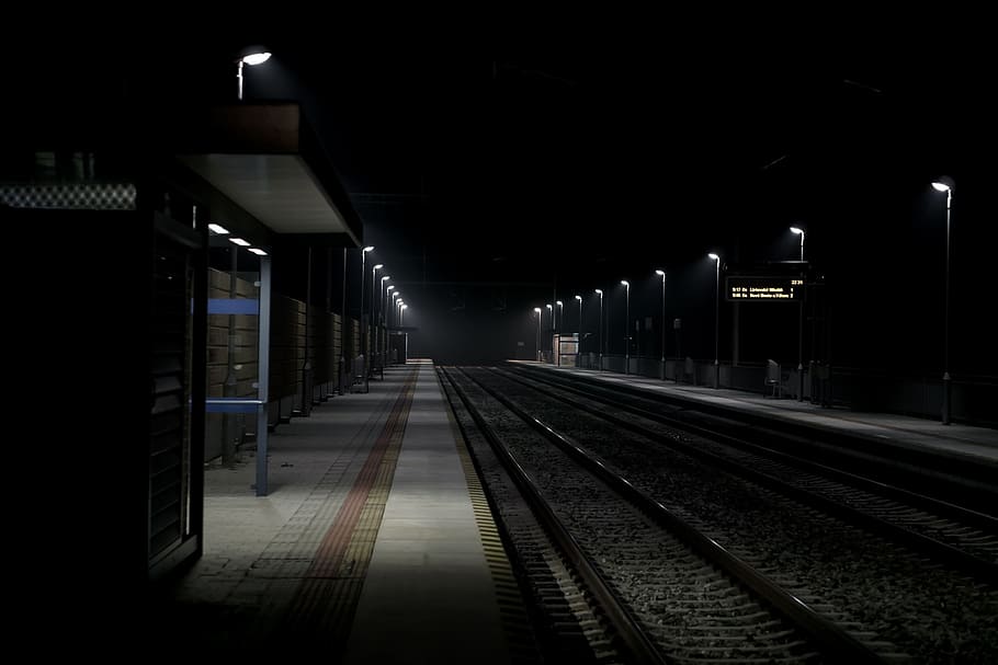 駅, 空, 夜, nocna駅, 交通機関, 暗い, 都市のシーン, 線路, 通り, 照らされた