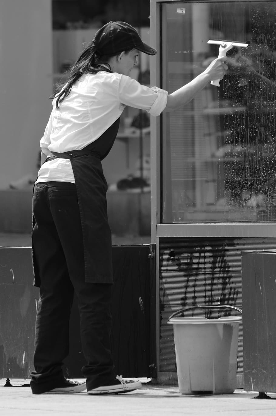 grayscale photography, woman cleaning window, ruitenwas, glazenwas, bucket, subtrahend, woman, people, job, window cleaner