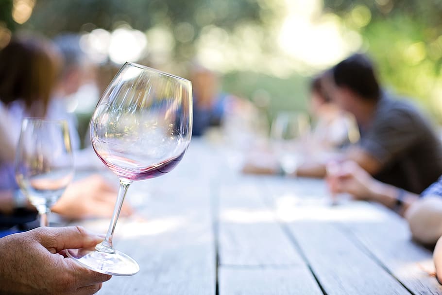 사람, 보유, 명확한, 샴페인 글래스, 낮, 와인 잔, 포도주, 유리, 와인 시음, 포도주 양조장