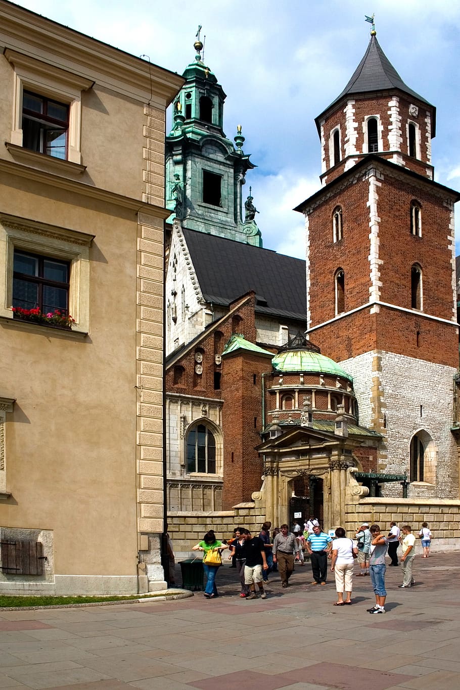 Cracovia, Wawel, castillo, Polonia, exterior del edificio, arquitectura, estructura construida, grupo de personas, edificio, personas reales