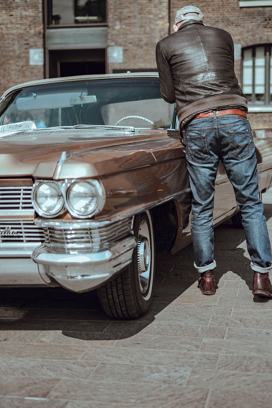 homem, marrom, jaqueta de couro, em pé, carro, vintage, viagem, pessoas, cara, jeans