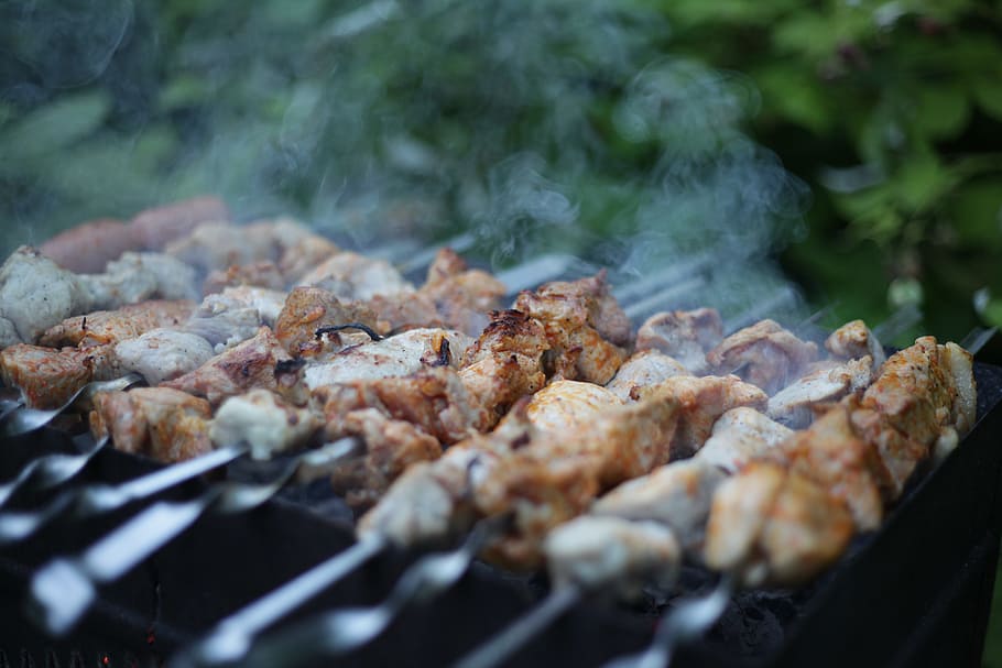 foto de primer plano de barbacoa, Shish Kebab, carne, Mangal, verano, en la naturaleza, brochetas, carne frita, comida y bebida, parrilla de barbacoa