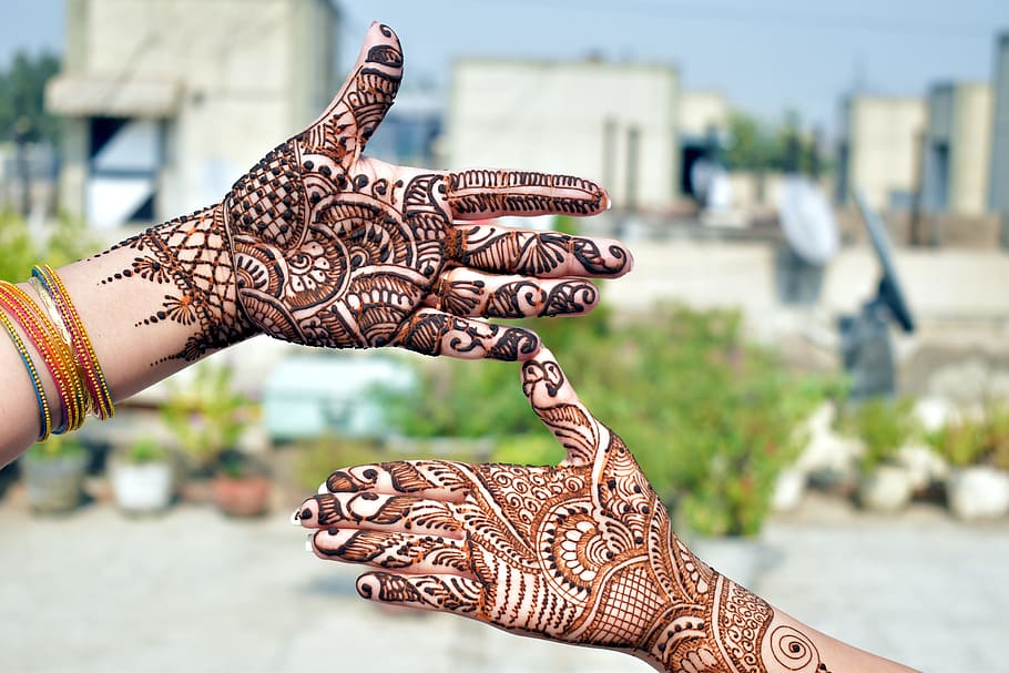 手, メンディタトゥー, 一時的な刺青, 装飾的なデザイン, ヘナ, インドのお祝い, karvachauth, 屋外, 花柄