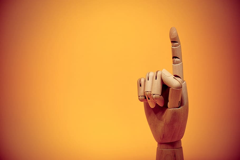 mano de marioneta marrón, dedo, índice, gesto, arriba, señalando, punto, puntero, hacia arriba, primero