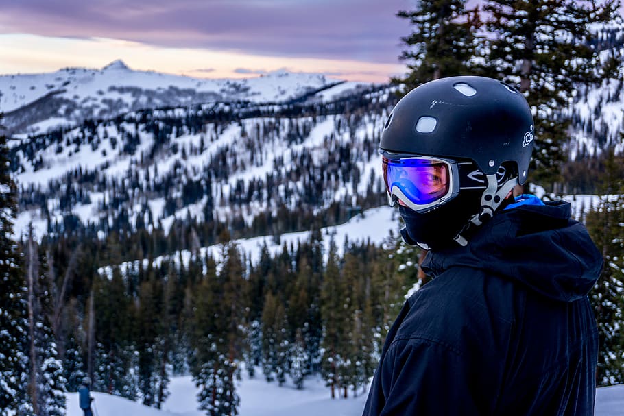homem, olhando, lateralmente, vestindo, preto, capacete, frente, montanha de neve, neve, inverno