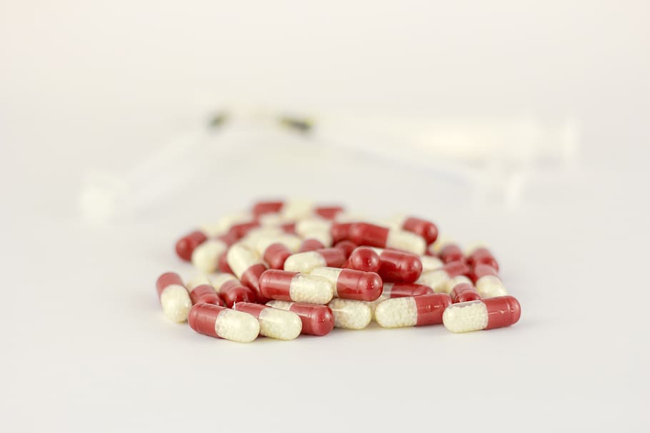 cápsulas de medicamento em vermelho e branco, cura, droga, pílula, curar, tratar, doente, médico, overdose, farmácia