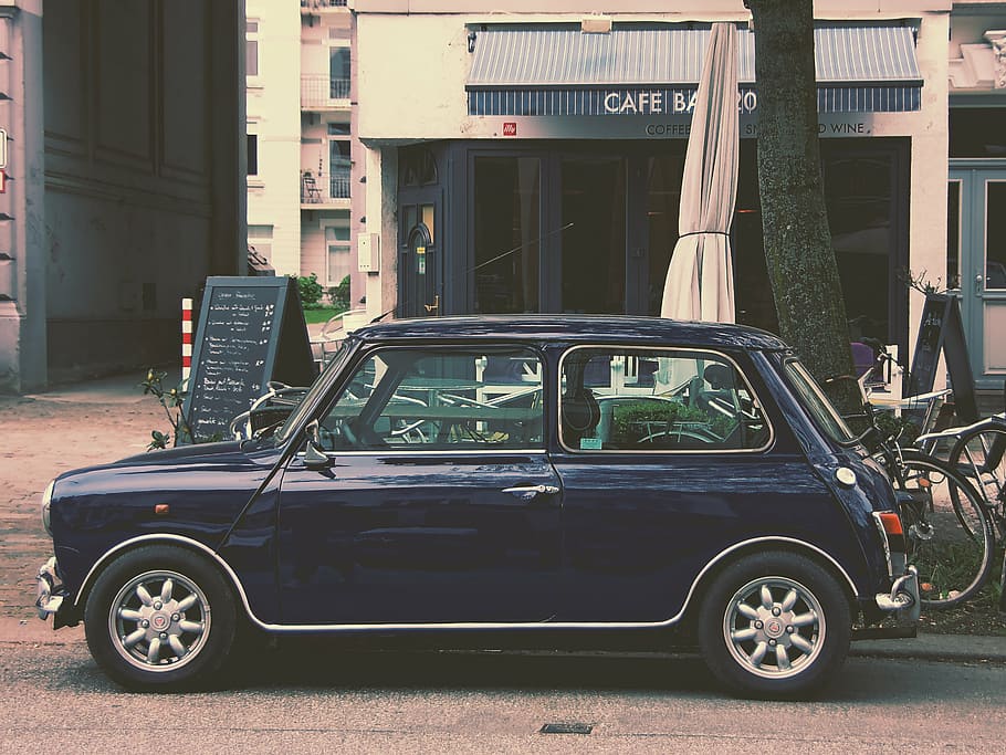 biru, coupe, parkir, bangunan kafe, siang hari, mobil, kendaraan, transportasi, tua, vintage