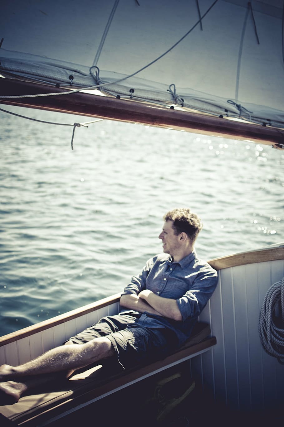 男, 座っている, ベンチ, 椅子, ボート, ヨット, ボート遊び, 湖, 水, ショートパンツ