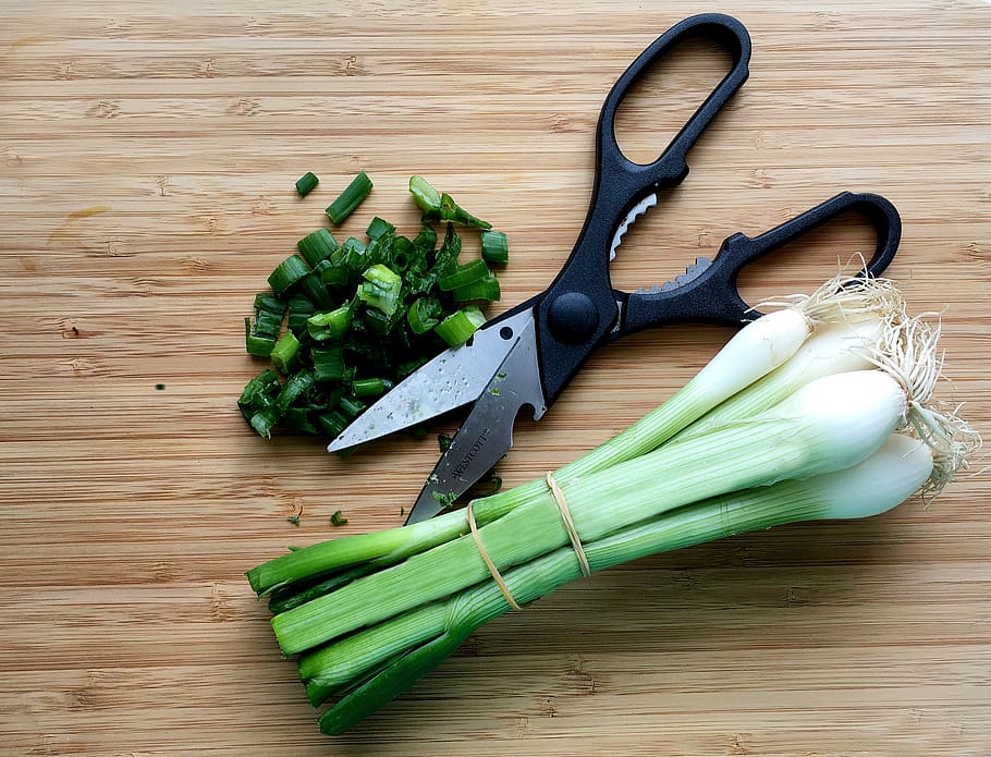 spring onion, kitchen scissors, food, cutting board, eat, delicious, high angle view, indoors, still life, wood - material