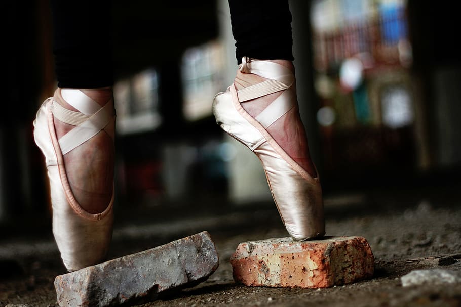 pessoa, vestindo, sapatos de bailarina na ponta dos pés, tijolo, tijolos, balé, sapatos, rosa, apontou, dedos do pé