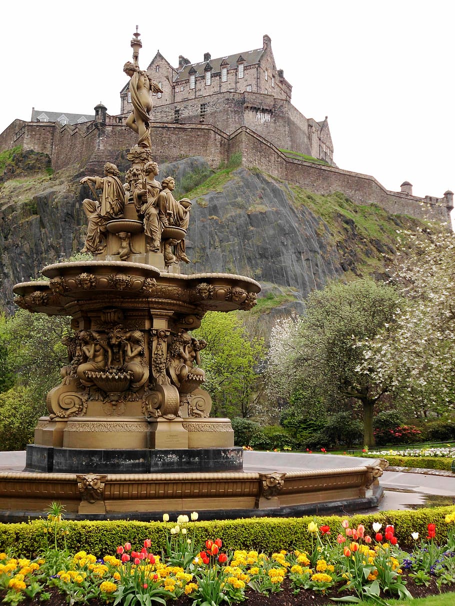 Castillo de Edimburgo, fuente, macizos de flores, cobre, arquitectura, planta, escultura, arte y artesanía, estructura construida, naturaleza