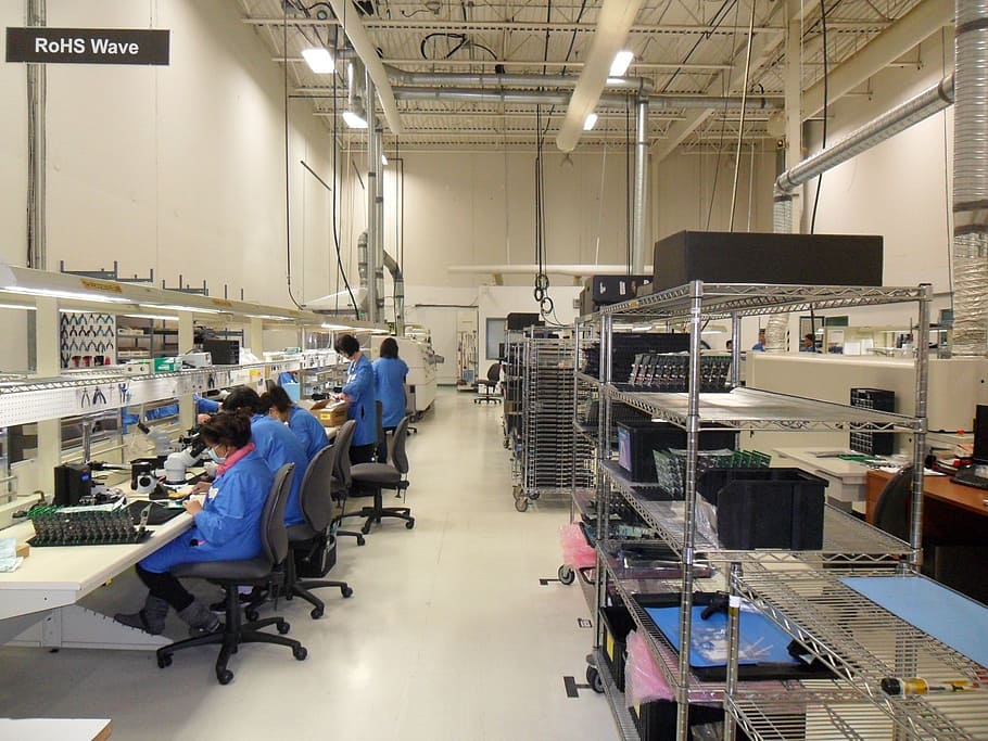 orang-orang, bekerja, di dalam, gedung laboratorium, produksi, lantai, manufaktur, elektronik, progresif, garis