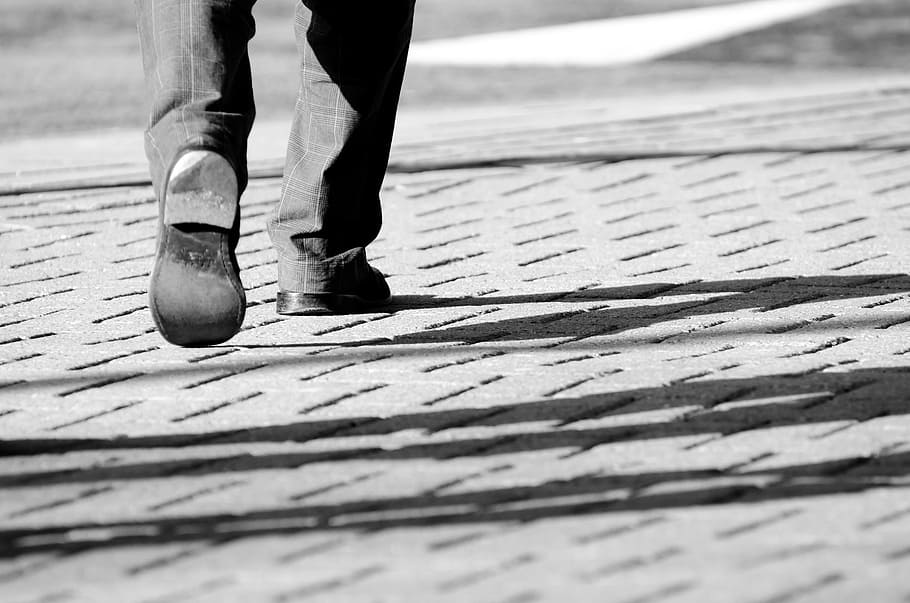 pessoa, vestindo, par, preto, sapatos, andar, cinza, calçada, passo, etapas