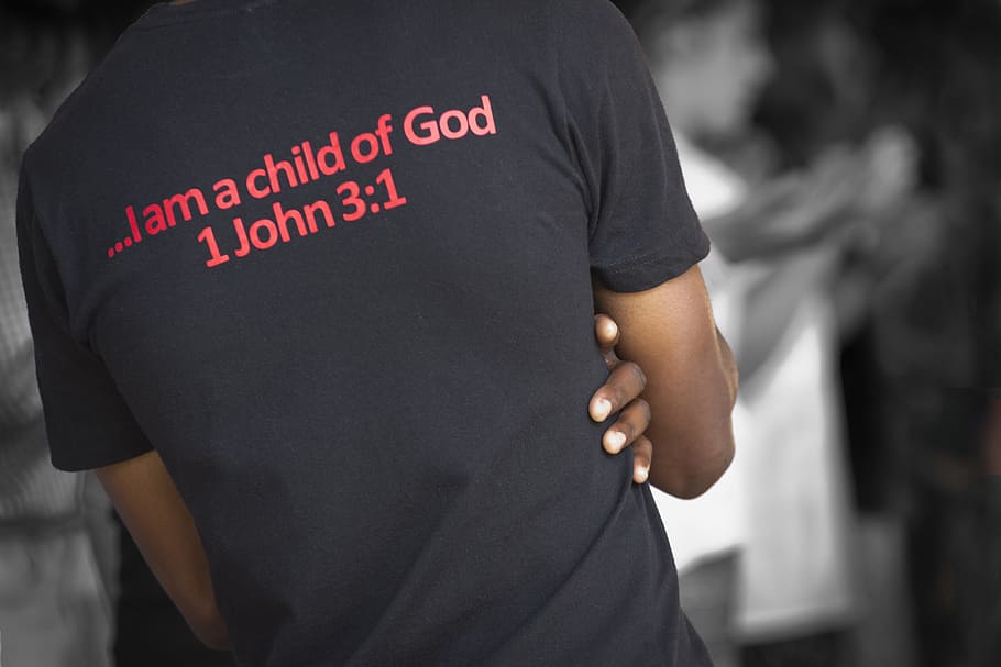 pessoa, vestindo, preto, criança, deus 1 joão 3: 1, impresso, camiseta, Eu sou um filho de Deus, 1 joão 3, camiseta impressa